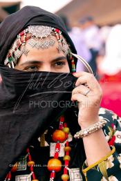 Image du Maroc Professionnelle de  Une jeune fille du désert pose en tenue traditionnelle durant le grand Moussem de Tan Tan. Ce grand rassemblement est organisé dans un site désertique sur lequel la ville de Tan Tan a toujours accueilli la majorité des tribus et des grandes familles nomades du désert lors d'un grand moussem, Samedi 18 septembre 2004. (Photo / Abdeljalil Bounhar)




